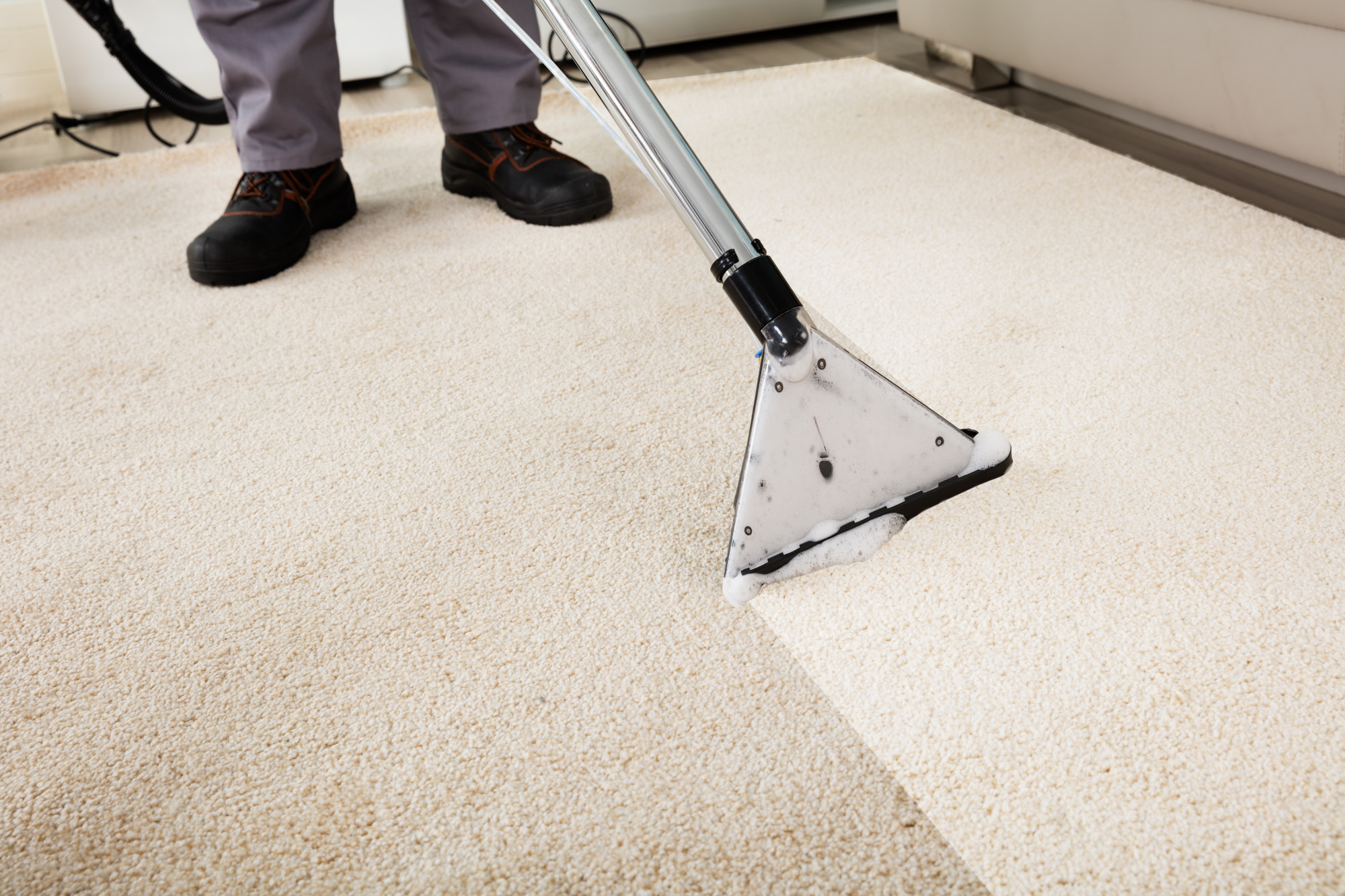 When it comes to cleaning your carpet, the smallest of mistakes can end up ruining it. Here's a quick look at five common carpet cleaning mistakes.
