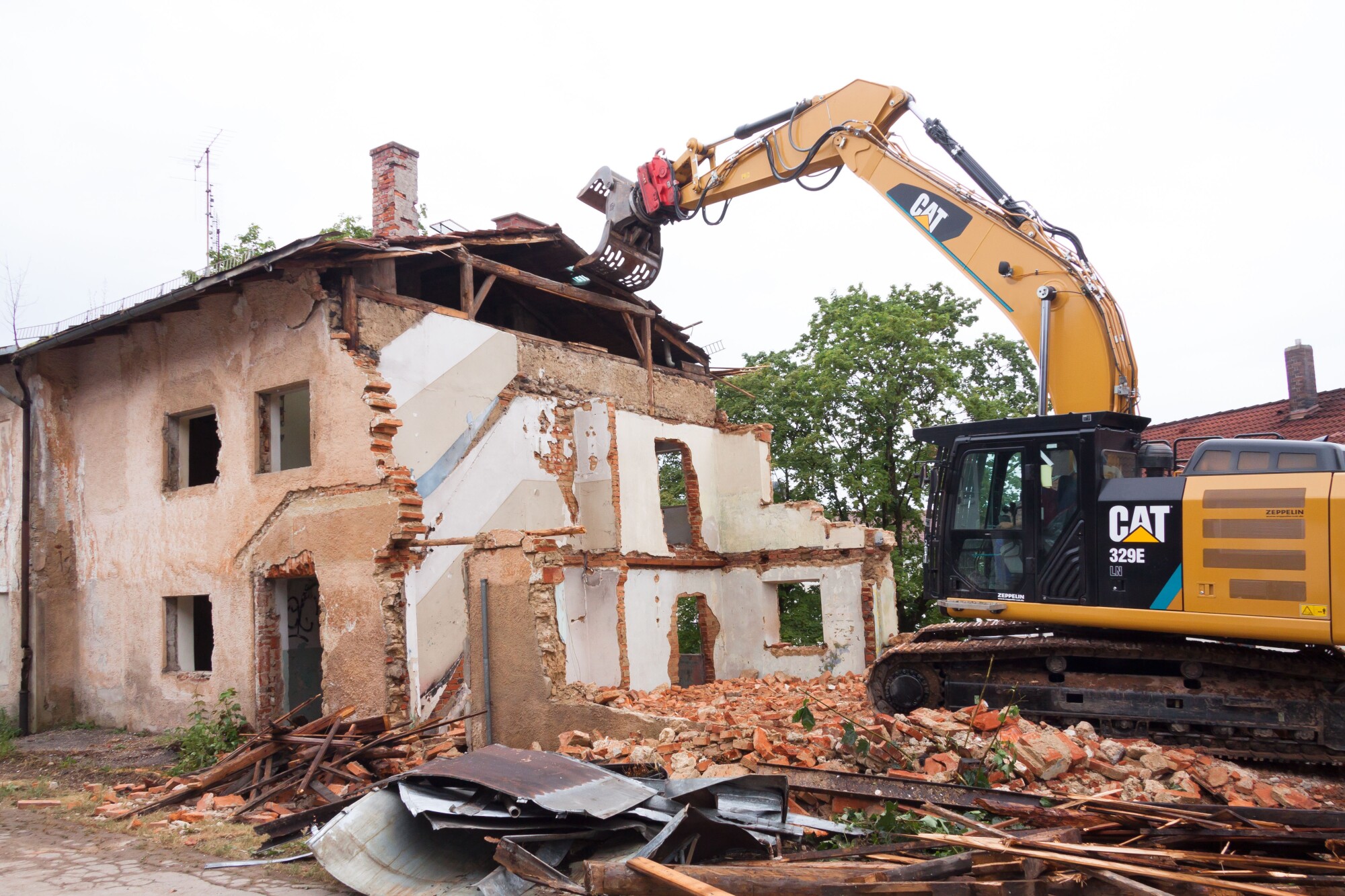Do you need demolition services for your construction projects? Here are some tips to help you hire the right building demolition contractors.