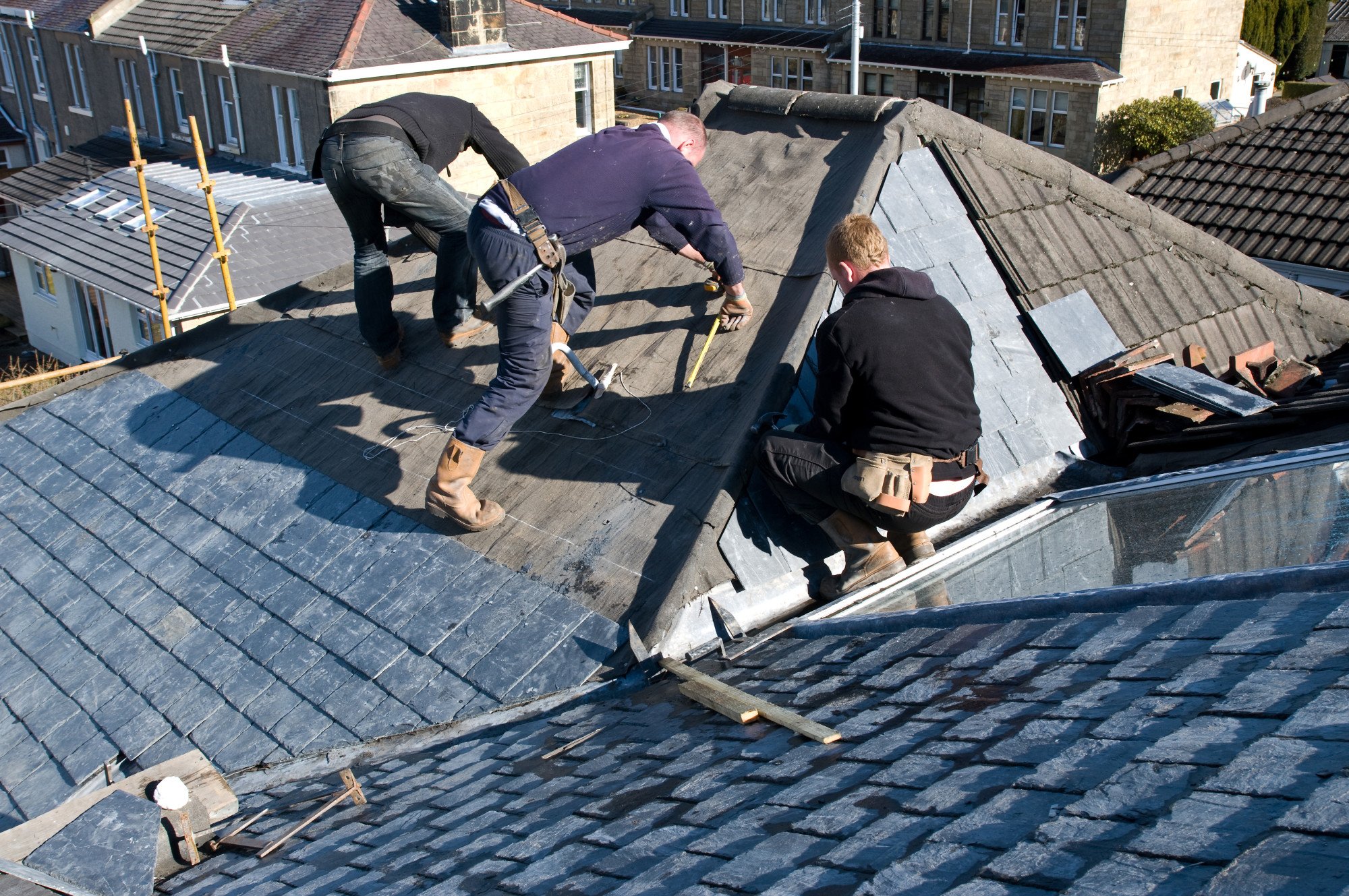 You were trying to save money and didn't hire the best roof contractor, and now you're worried about the results. Here are the signs of a bad roof installation.