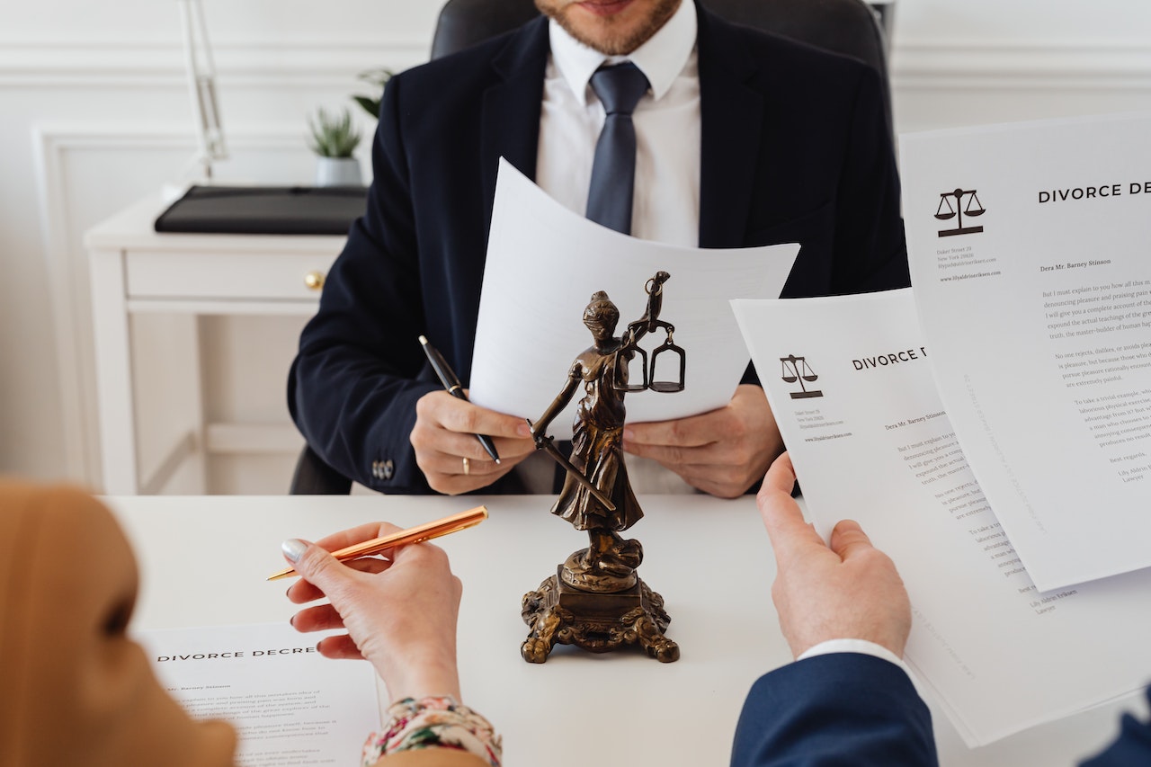 Understanding the Cost of Hiring a Divorce Lawyer