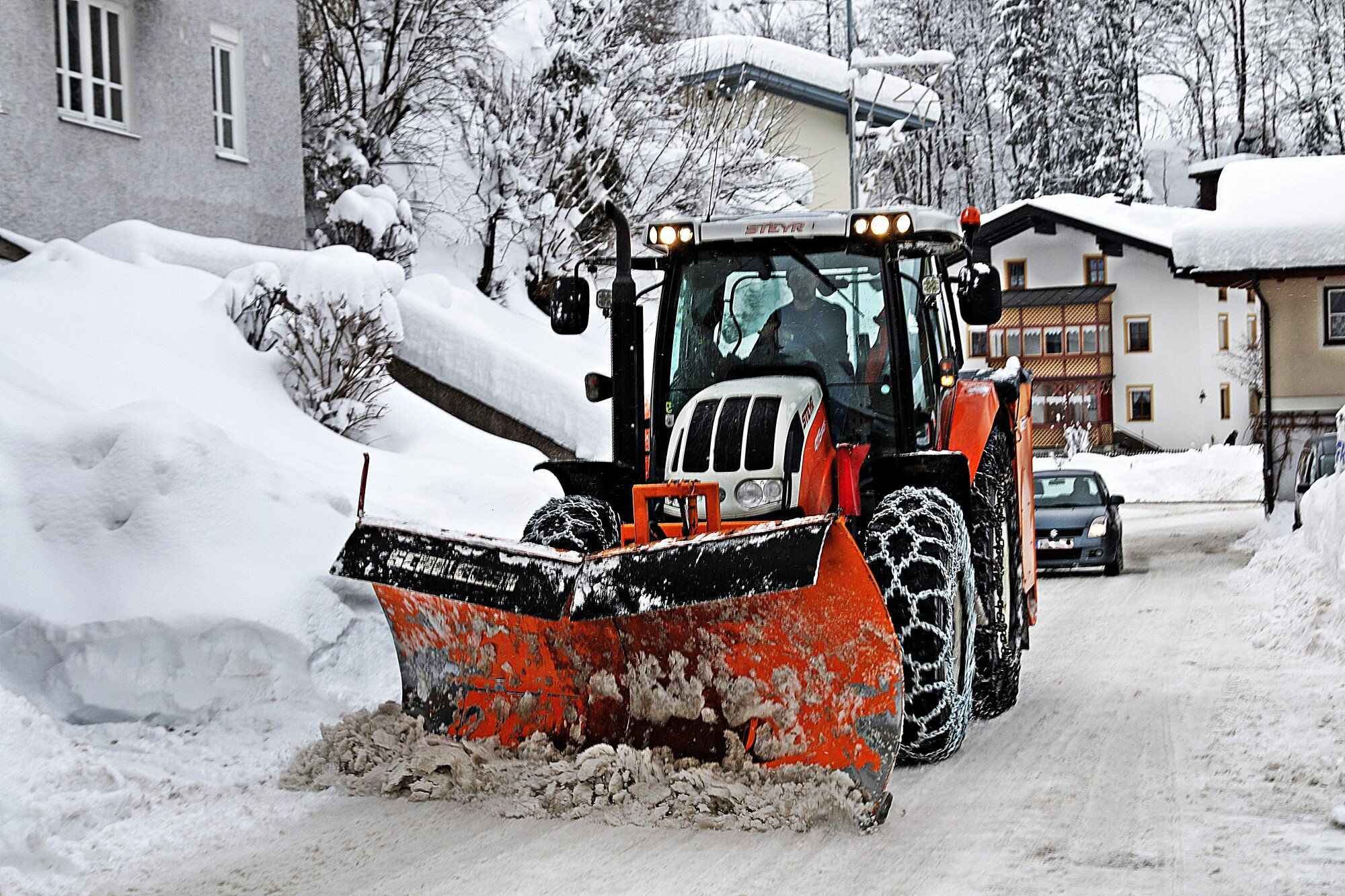 Ice and be a dangerous business risk. This guide looks at how you can use a snow service to reduce your business risks and prevent expensive lawsuits.