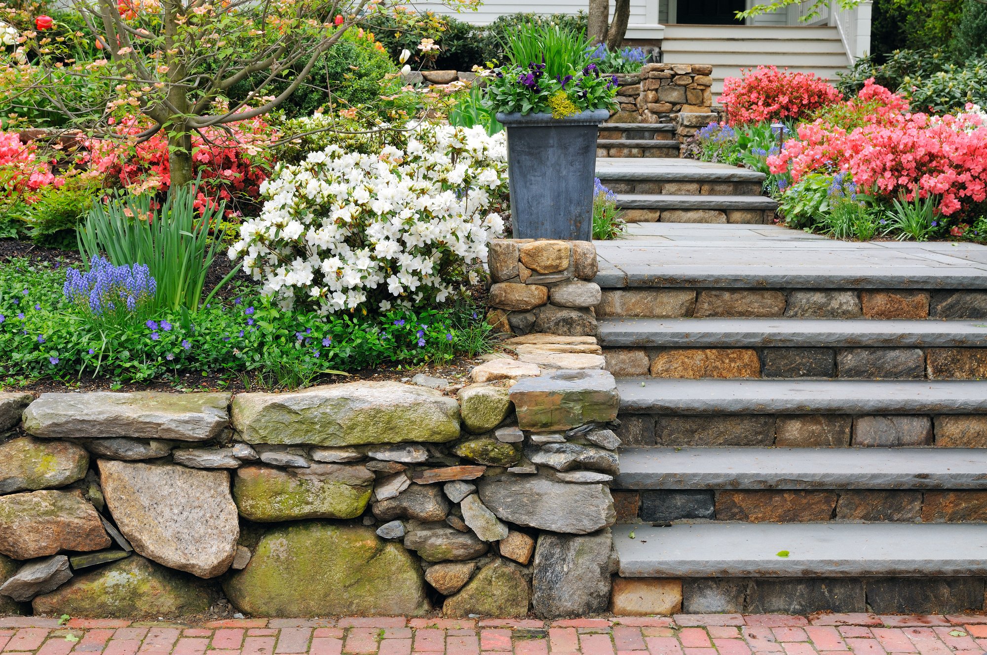 Master hardscape installation with our dos and don'ts guide. Avoid common mistakes and create a stunning, long-lasting outdoor space.