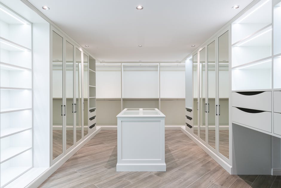 Reflect style and innovation! Explore the top benefits of mirror doors for closets. Elevate your space with a functional and aesthetically pleasing design.